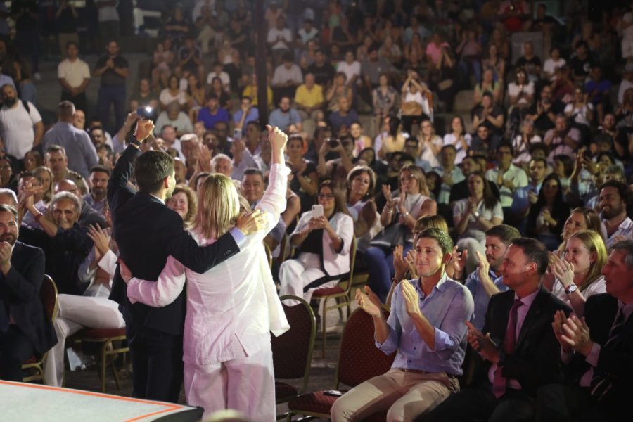 El gobernador Maximiliano Pullaro y la vicegobernadora, Gisela Scaglia, el viernes en la apertura de sobres para construir el nuevo puente carretero entre Santa Fe y Santo Tom&eacute;.