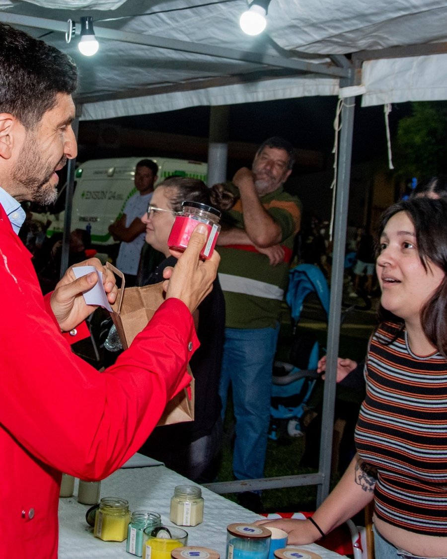 Maximiliano Pullaro recorriendo los stands.