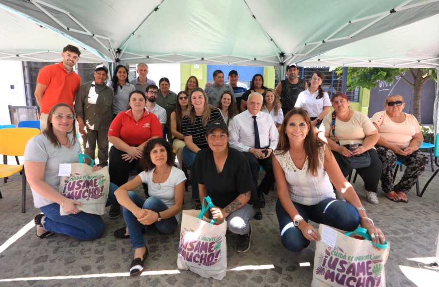 Se entregaron bolsones navide&ntilde;os con donaciones de empresas de la ciudad comprometidas con el ambiente.