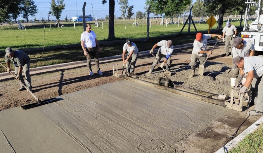 PAVIMENTO. Operarios comunales dieron inicio a la ejecución de la obra.