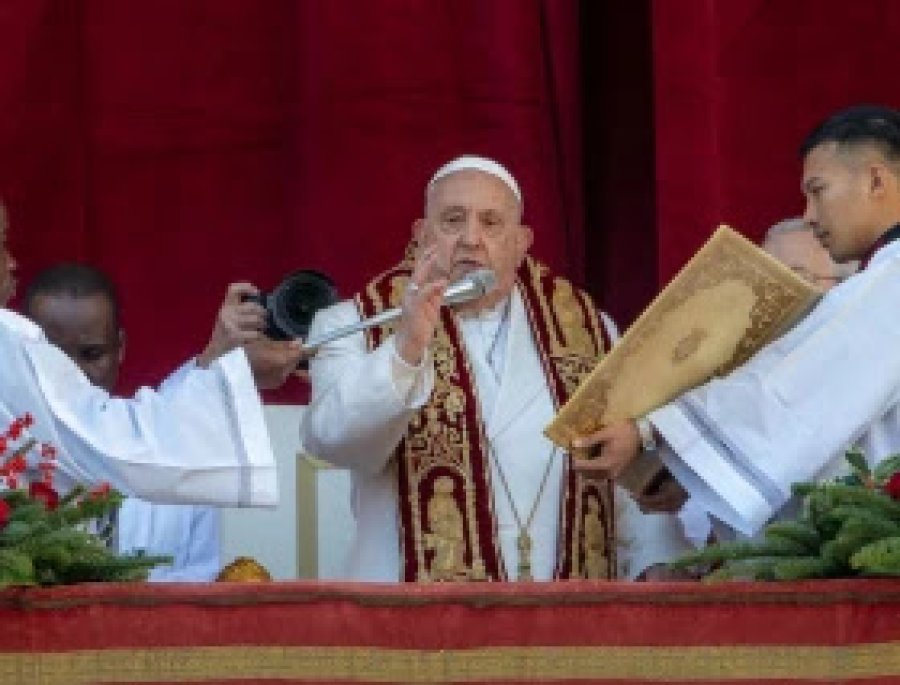 En el Vaticano el papa Francisco imparte la bendici&oacute;n Urbi et Orbi.