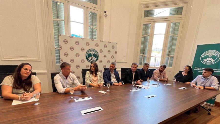 Representantes del CCIRR, de los Centros Comerciales Abiertos y funcionarios del Municipio y de la Provincia durante la reuni&oacute;n en la gremial empresaria.