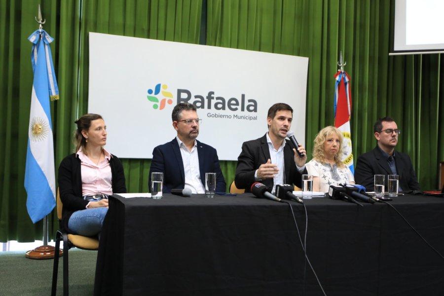 Fladung, Bottero, Viotti, Arias y Bo durante la presentaci&oacute;n del informe del Observatorio Vial 2024, en el Sal&oacute;n Verde del Municipio.