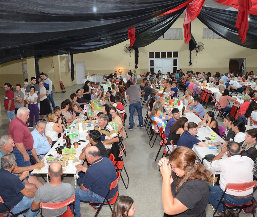 Un salón colmado congregó a la comunidad.