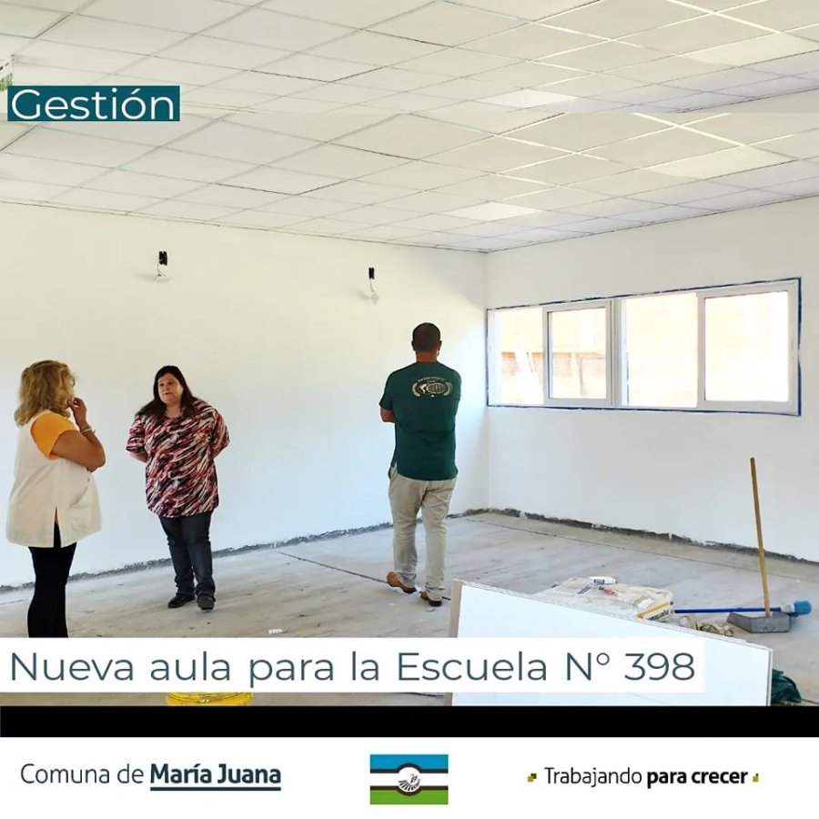 La titular de la Comuna junto a autoridades escolares recorriendo la obra.