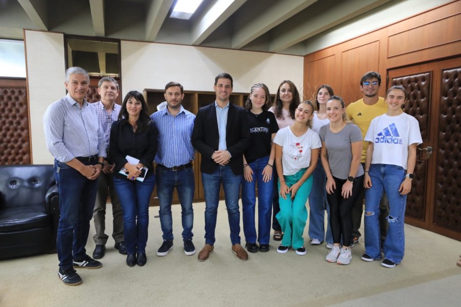 RECEPCION. El intendente Viotti y algunos funcionarios, junto a atletas y entrenadores.