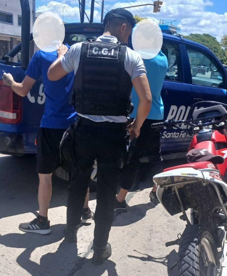 STOP. El momento de la detención de los motociclistas que circulaban armados por las calles rafaelinas.