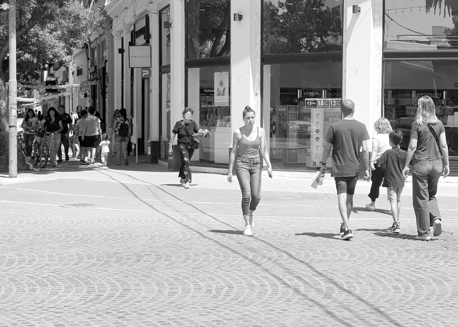 COLMADO. En los d&iacute;as previos a la llegada de la Navidad, el centro rafaelino tuvo mucho movimiento, tanto de la gente como a nivel vehicular.