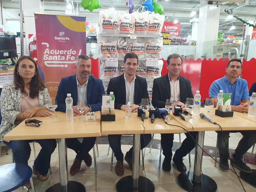 EN RAFAELA. Gustavo Rezzoaglio, junto a autoridades locales, dieron detalles de la canasta navide&ntilde;a que es todo un &eacute;xito en Supermercados Ping&uuml;ino.