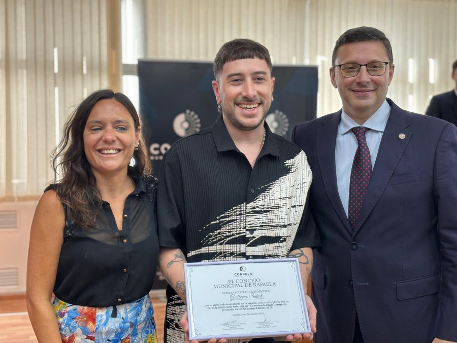 DISTINCI&Oacute;N. Guillermo Salort junto a los concejales Valeria Soltermam y Lisandro M&aacute;rsico.