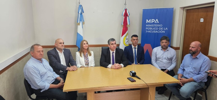El fiscal Carlos Vottero y la fiscal Fabiana Bertero por el MPA local, estuvieron acompañados del fiscal Franco Carbone y funcionarios del Ministerio de Seguridad.