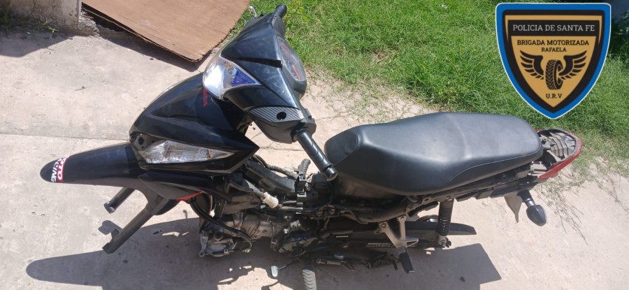 La motocicleta marca Honda Wave 110 c.c. hurtada y recuperada.