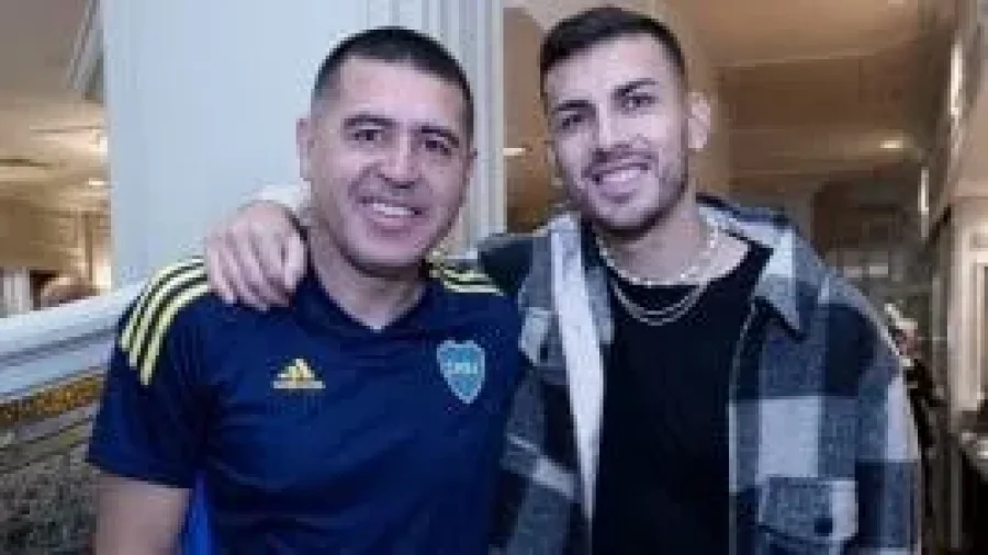 RIQUELME JUNTO A PAREDES