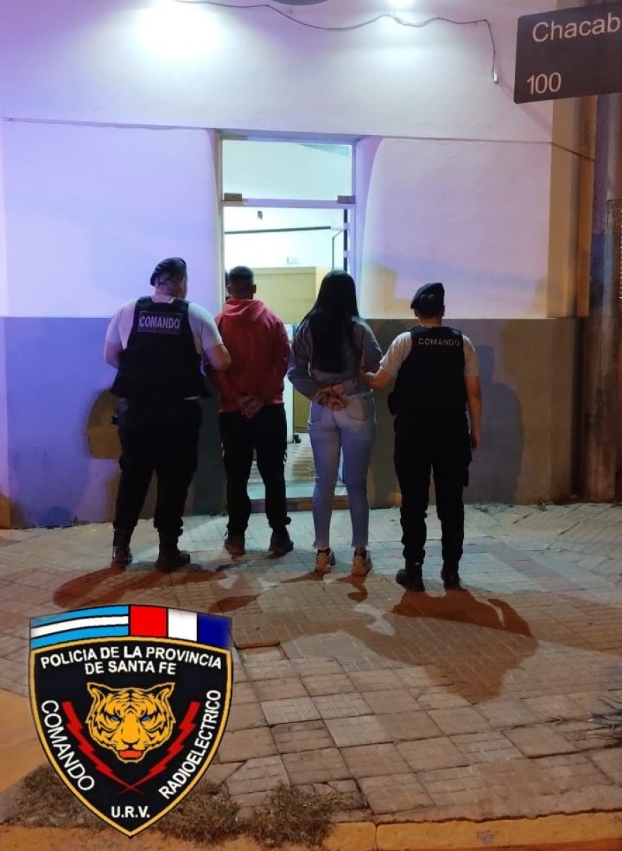 Los aprehendidos, Ayelén L. de 26 años y Santiago C. de 23 años ingresando a sede policial.