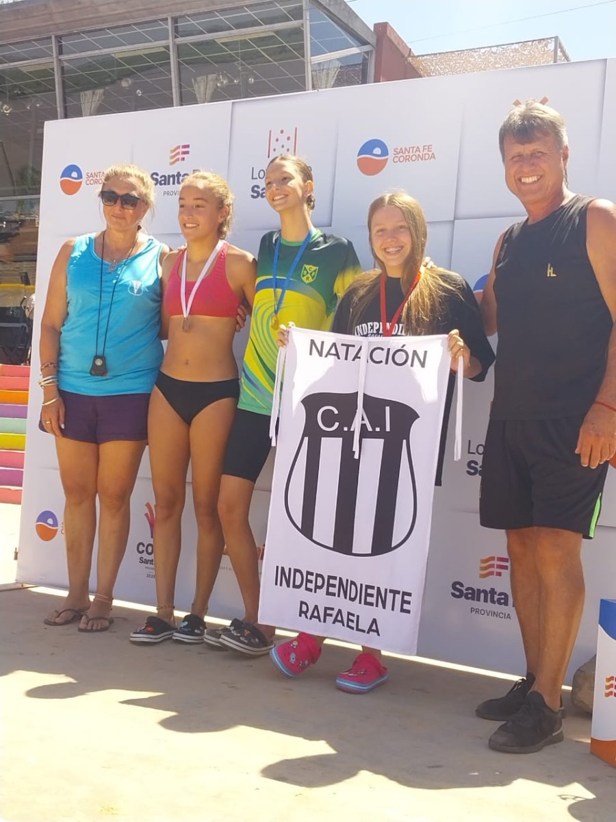 EN EL PODIO. La nadadora de Independiente junto a su padre, el ex futbolista Marcelo López.