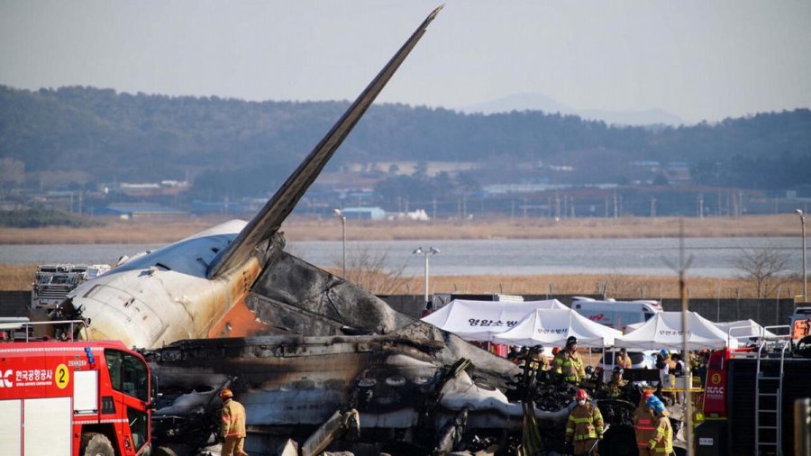 TRAGEDIA AREA. Fallcieron 179 personas y dos sobreviven en el peor accidente de avión de la historia de Corea del Sur.