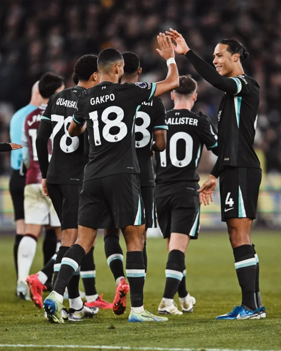 Los neerlandeses Cody Gakpo y Virgil Van Dijk festejan el segundo gol del partido.