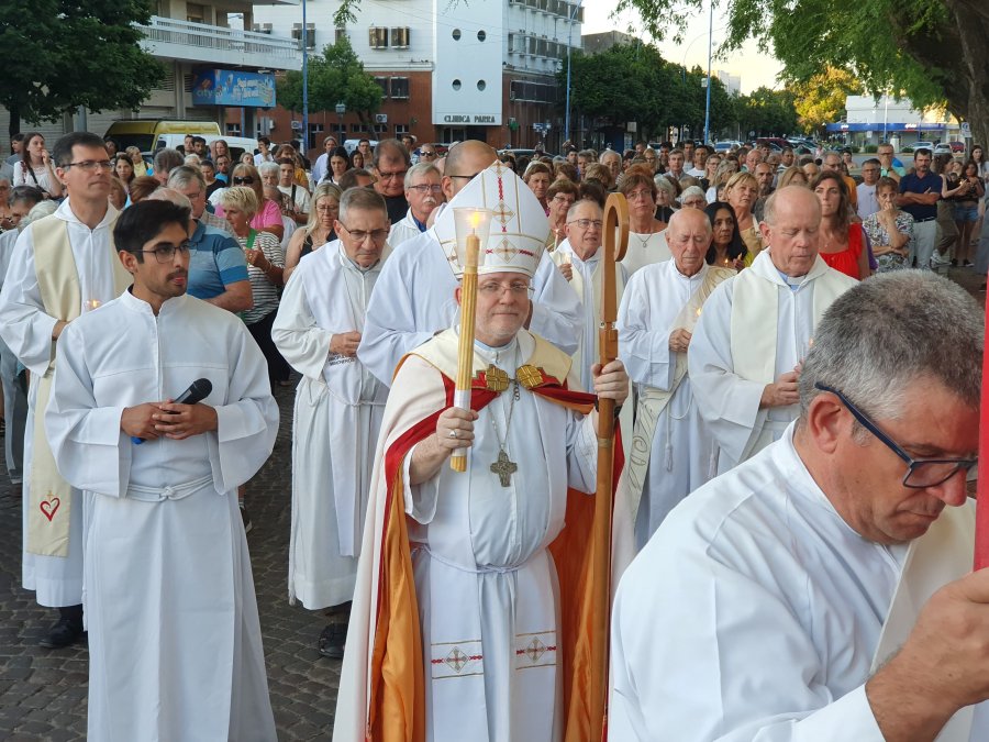 El obispo Pedro Torres al encabezar la Procesión de las Velas antes de la apertura del Año Jubilar en la Catedral San Rafael.