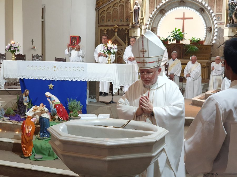 Monse&ntilde;or Pedro Torres en el interior de la Catedral San Rafael. (D. CAMUSSO)