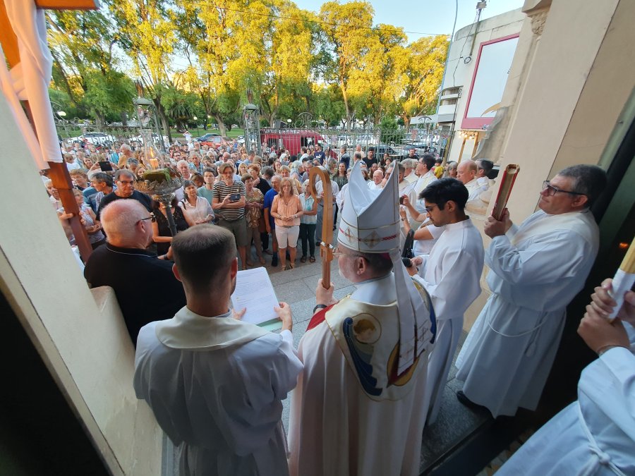El obispo Torres tras abrir la puerta de la Catedral San Rafael. (FOTO D. CAMUSSO)
