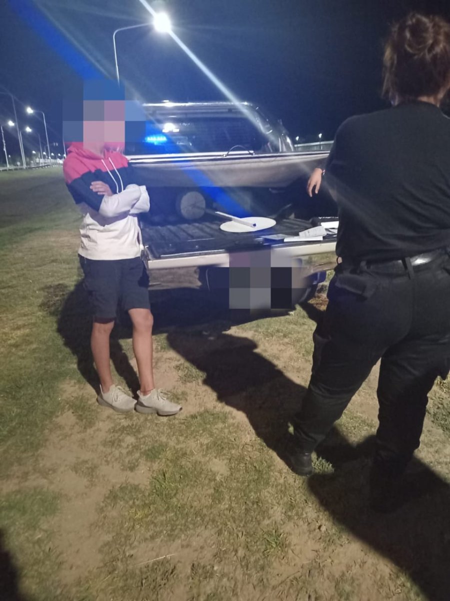 La señal de "prohibido estacionar" fue recuperada dentro del vehículo.