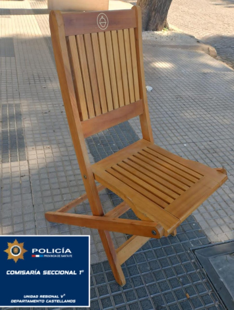 A un ciclista que pasaba frente a una heladería le gustó una silla, la cargó en la bicicleta y se la llevó.