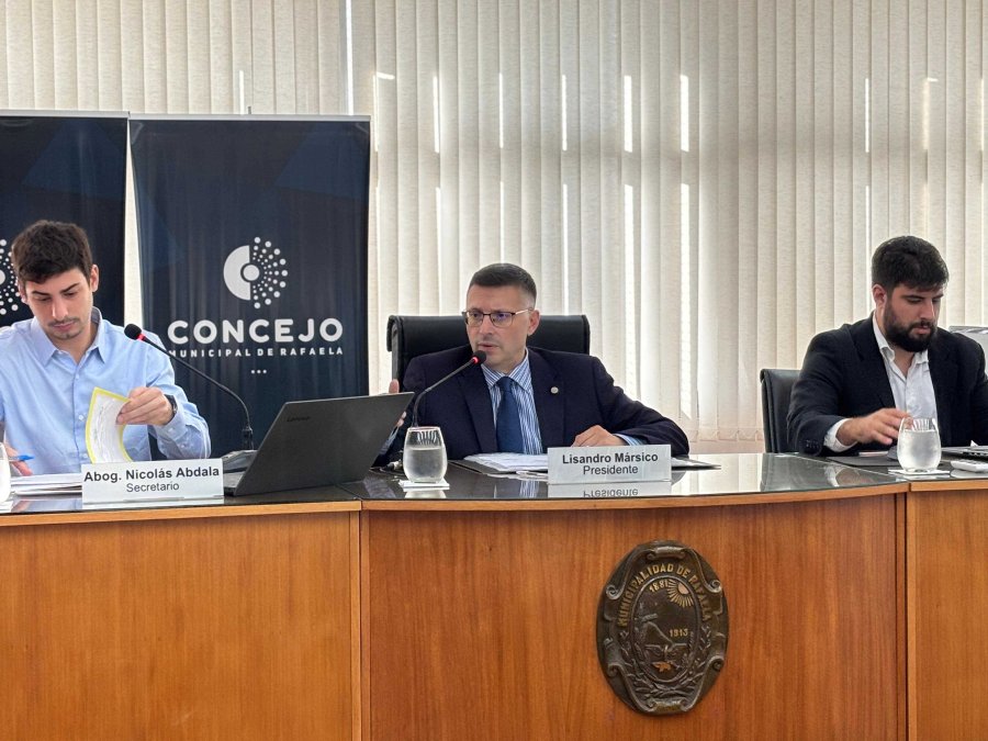 El secretario legislativo, Nicol&aacute;s Abdala, el presidente del Concejo, Lisandro M&aacute;rsico y el prosecretario, Franco Laorden en la &uacute;ltima sesi&oacute;n del a&ntilde;o. (PRENSA CONCEJO)