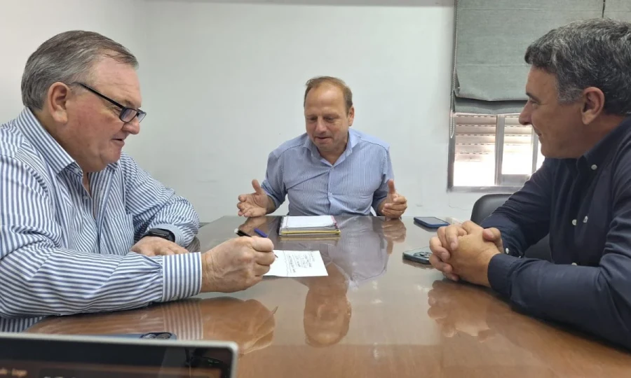 Felipe Michlig, Lucas Crivelli y Marcelo González durante el encuentro.