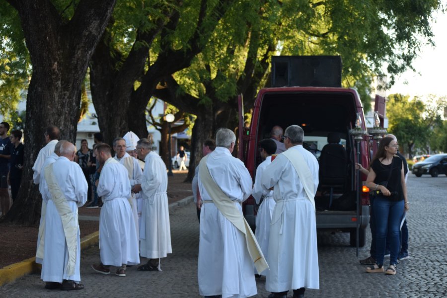 Instantes previos al inicio de la procesi&oacute;n.