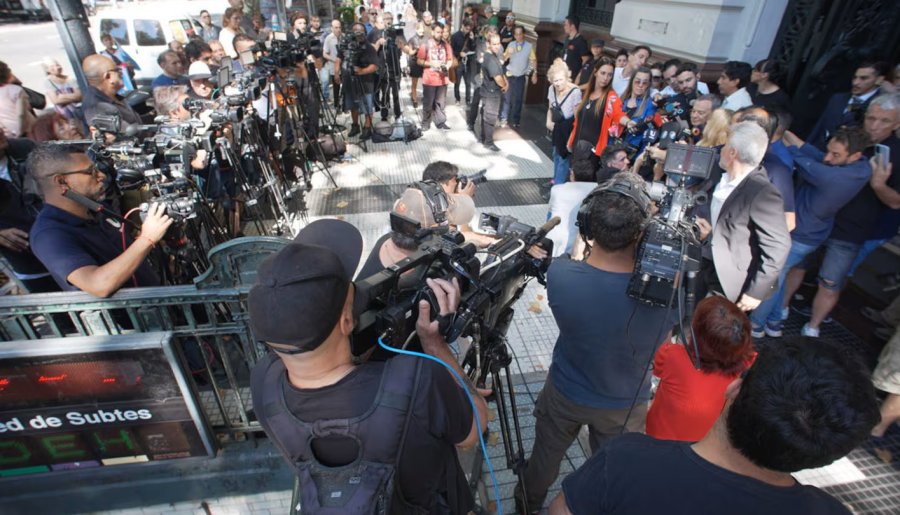 La muerte de Lanata gener&oacute; un enorme foco de interés de la prensa nacional e internacional, en este caso caso en la sede de la Casa de la Cultura donde velaron los restos del periodista. (TN)