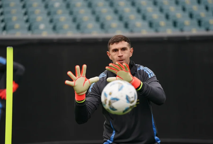 El arquero Emiliano "Dibu" Martínez.