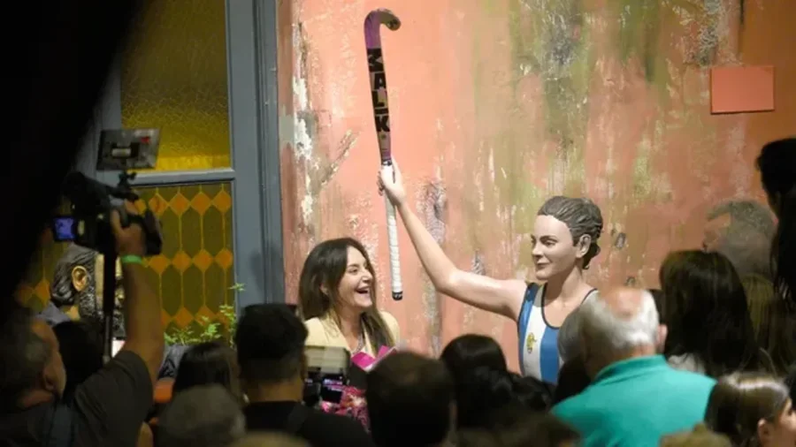 Luciana Aymar junto a su escultura.