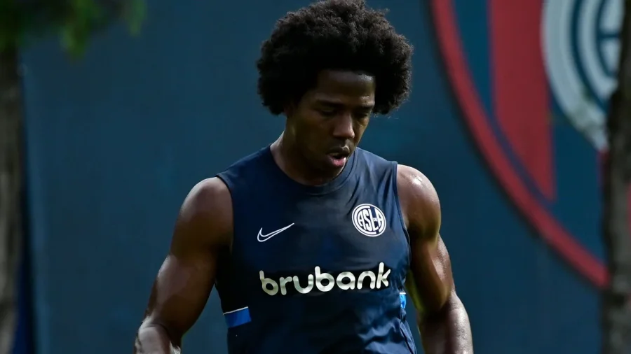 Carlos Sánchez, en un entrenamiento con San Lorenzo.