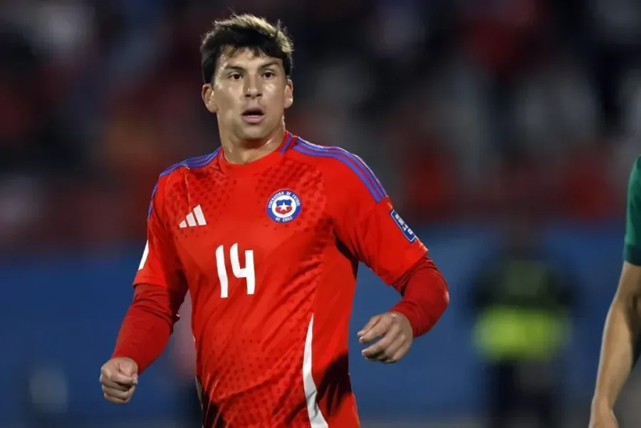 Gonzalo Tapia jugando para la Selección chilena.