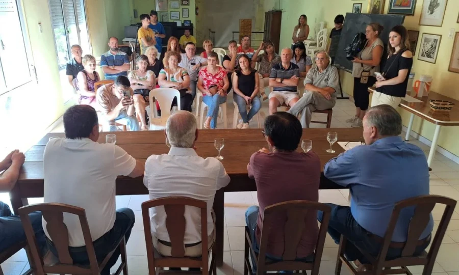 Las autoridades y reprsentantes de instituciones beneficiadas en Suardi.