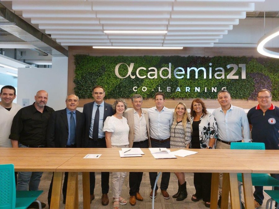 Quienes participaron de la firma del convenio.