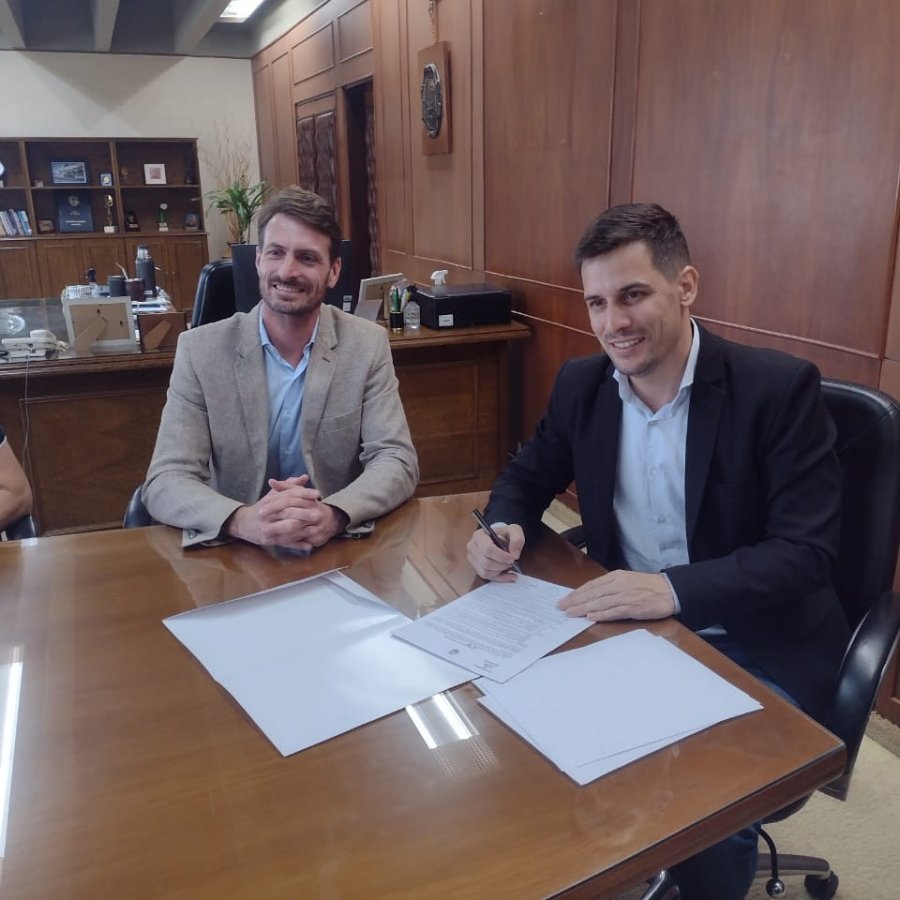 Gonzalo Aira y Leonardo Viotti al celebrar el acuerdo.