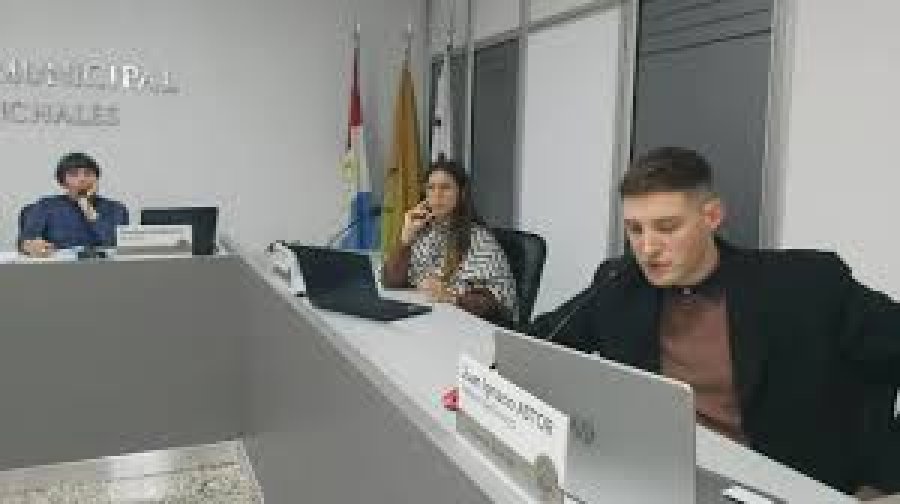 Brenda Torriri y Juan Astor en sus bancas, observa Soledad Mendoza, secretaria.