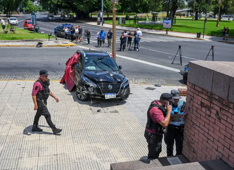 El auto subió a la vereda y atropelló a la pareja de turistas que esperaba el cambio de semáforo. 