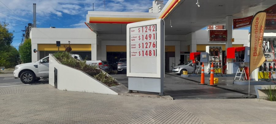 AÑO NUEVO, NAFTA MAS CARA. Desde este 1 de enero del 2025, Shell aumentó en el país el 1,75% sus combustibles.