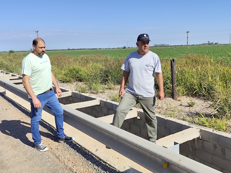 OBRAS. José Barbero visitando la segunda etapa de revestimiento del canal perimetral.