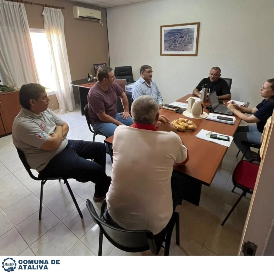 José Alvarez y miembros de las fuerzas vivas durante la reunión.