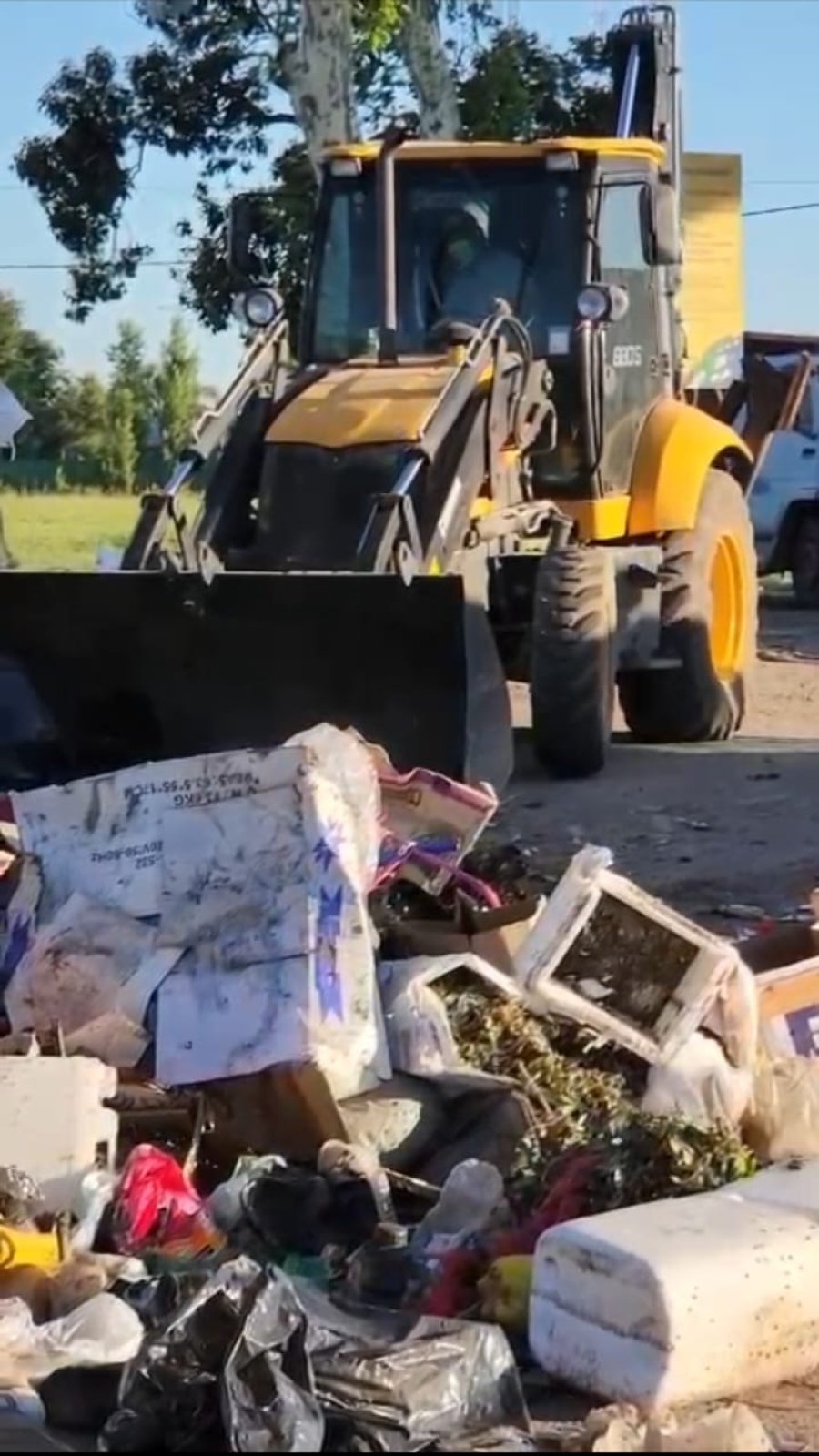 RESIDUOS. Vecinos, de manera desconsiderada, arrojaron basura en el ingreso al Eco Punto.