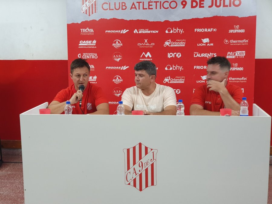 EN MARCHA. Barbero, Montagna y Zbrun durante la conferencia de prensa.