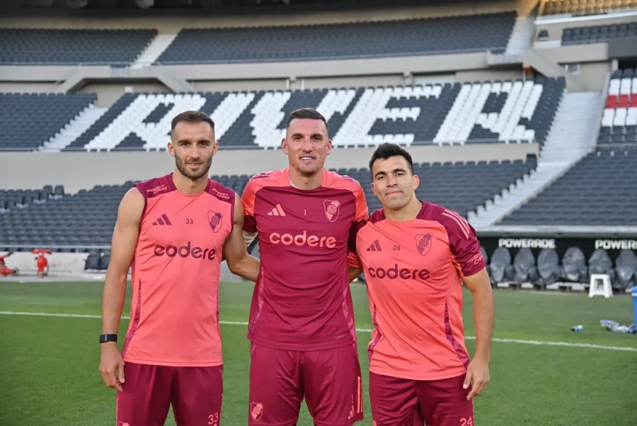 CAMPEONES DEL MUNDO. Pezzella, Armani y Acuña.