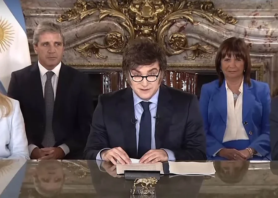 Javier Milei con Luis Caputo y Patricia Bullrich.