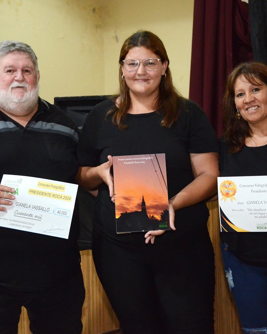 El presidente comunal junto a dos de las autoras premiadas.