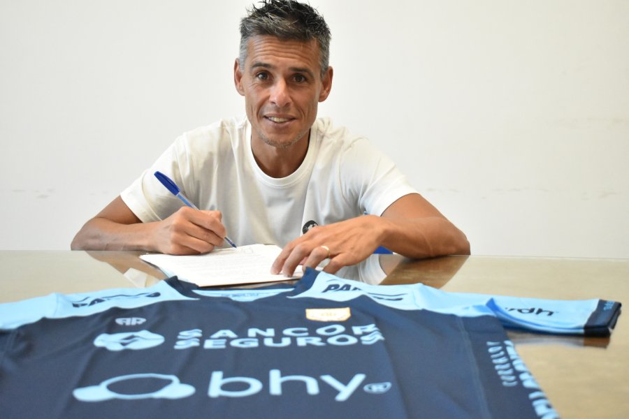 CONTINUIDAD RUBRICADA. El entrenador oficializando el vínculo hasta fin de año.