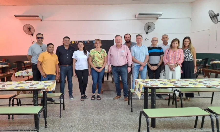 En la escuela: legisladores, funcionarios e integrantes de la comunidad educativa.