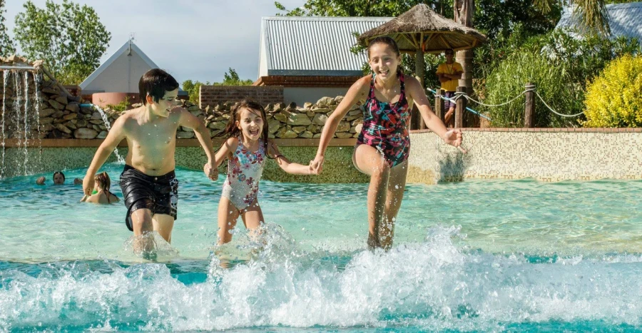 Las Termas de Villa Elisa cuentan con una pileta con olas propia.